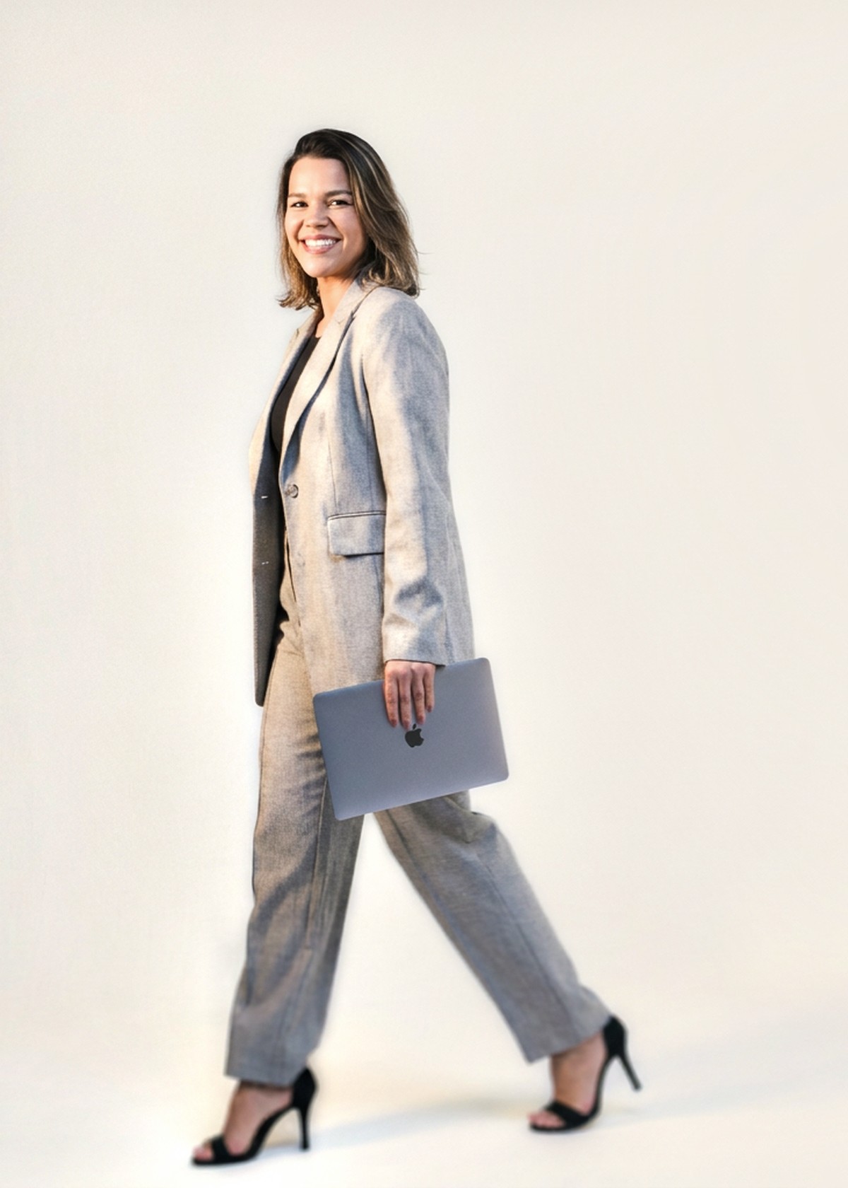 Bárbara Lima caminhando com o notebook na mão